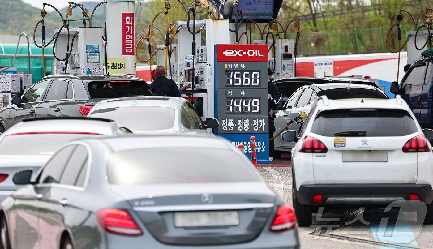 (서울=뉴스1) 김도우 기자 = 27일 서울 서초구 경부고속도로 만남의광장 주유소에 시민들이 주유를 하고 있다.한국석유공사 유가정보시스템 오피넷에 따르면 4월 넷째 주 전국 주유소 …