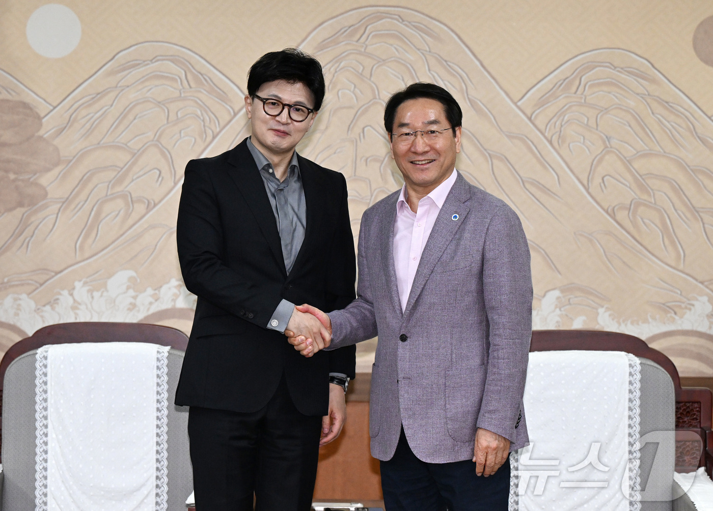 (인천=뉴스1) 박소영 기자 = 한동훈 국민의힘 대선경선 후보가 27일 오전 인천시청에서 유정복 인천시장을 만나 이야기 하고 있다.(인천시 제공.재배포 및 DB금지)2025.4.2 …