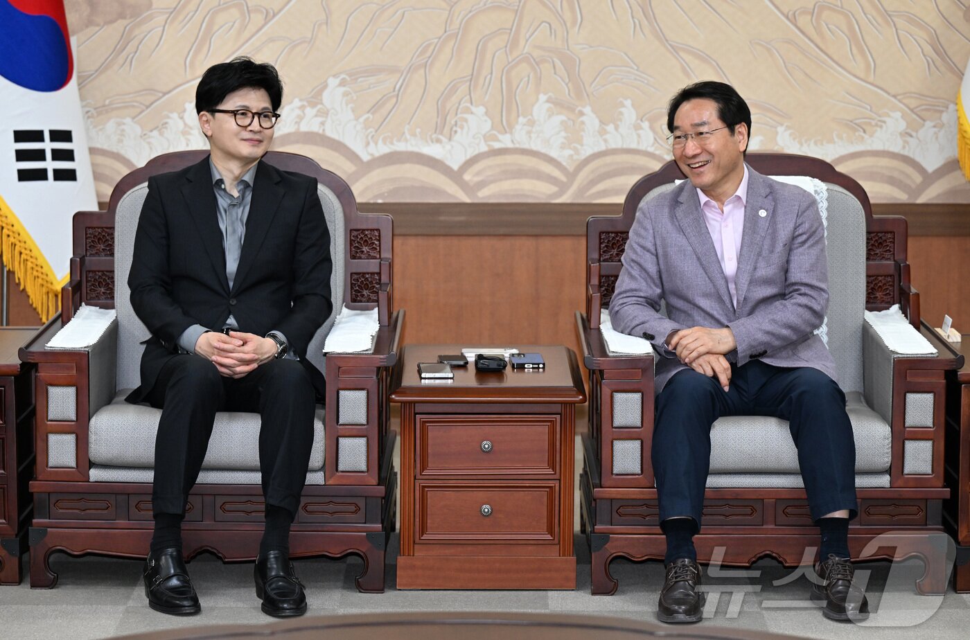 본문 이미지 - 한동훈 국민의힘 대선경선 후보가 27일 오전 인천시청에서 유정복 인천시장을 만나 이야기 하고 있다.(인천시 제공.재배포 및 DB금지)2025.4.27/뉴스1 ⓒ News1 박소영 기자