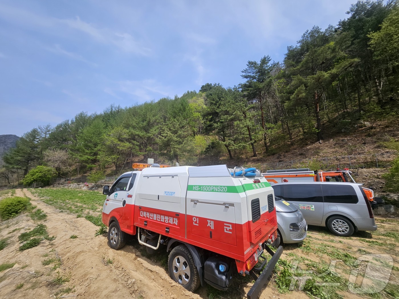 (인제=뉴스1) 한귀섭 기자 = 강원 인제 상남면 하남리 일대에서 발생한 산불이 약 20시간 만에 진화된 가운데 27일 재발화 가능성에 대비해 진화 차량들이 대기하고 있다. 202 …