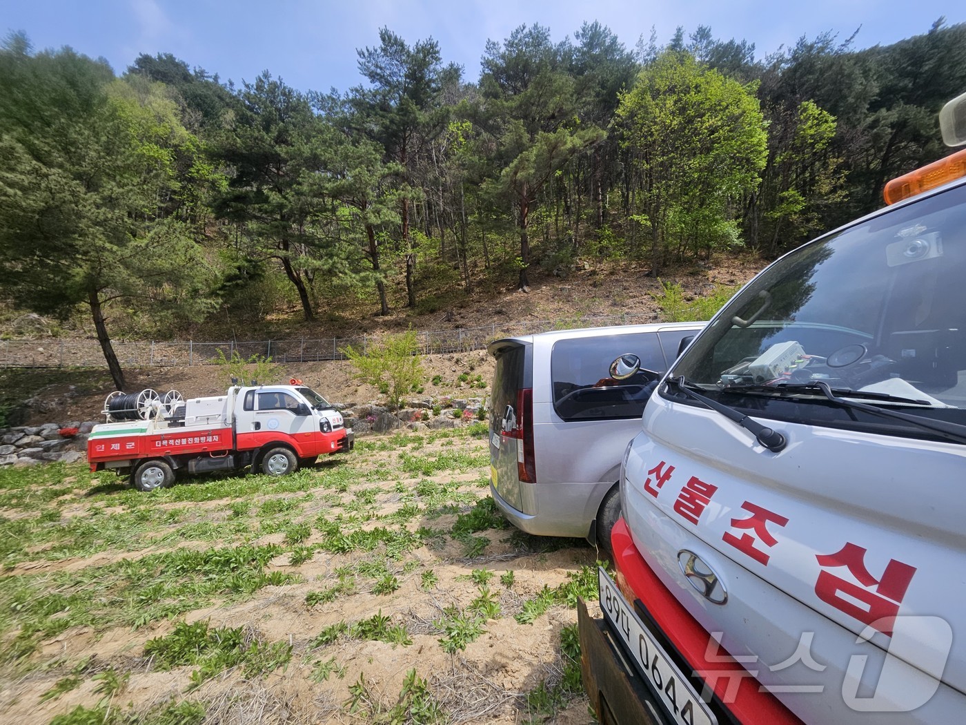 (인제=뉴스1) 한귀섭 기자 = 강원 인제 상남면 하남리 일대에서 발생한 산불이 약 20시간 만에 진화된 가운데 27일 재발화 가능성에 대비해 진화 차량들이 대기하고 있다. 202 …