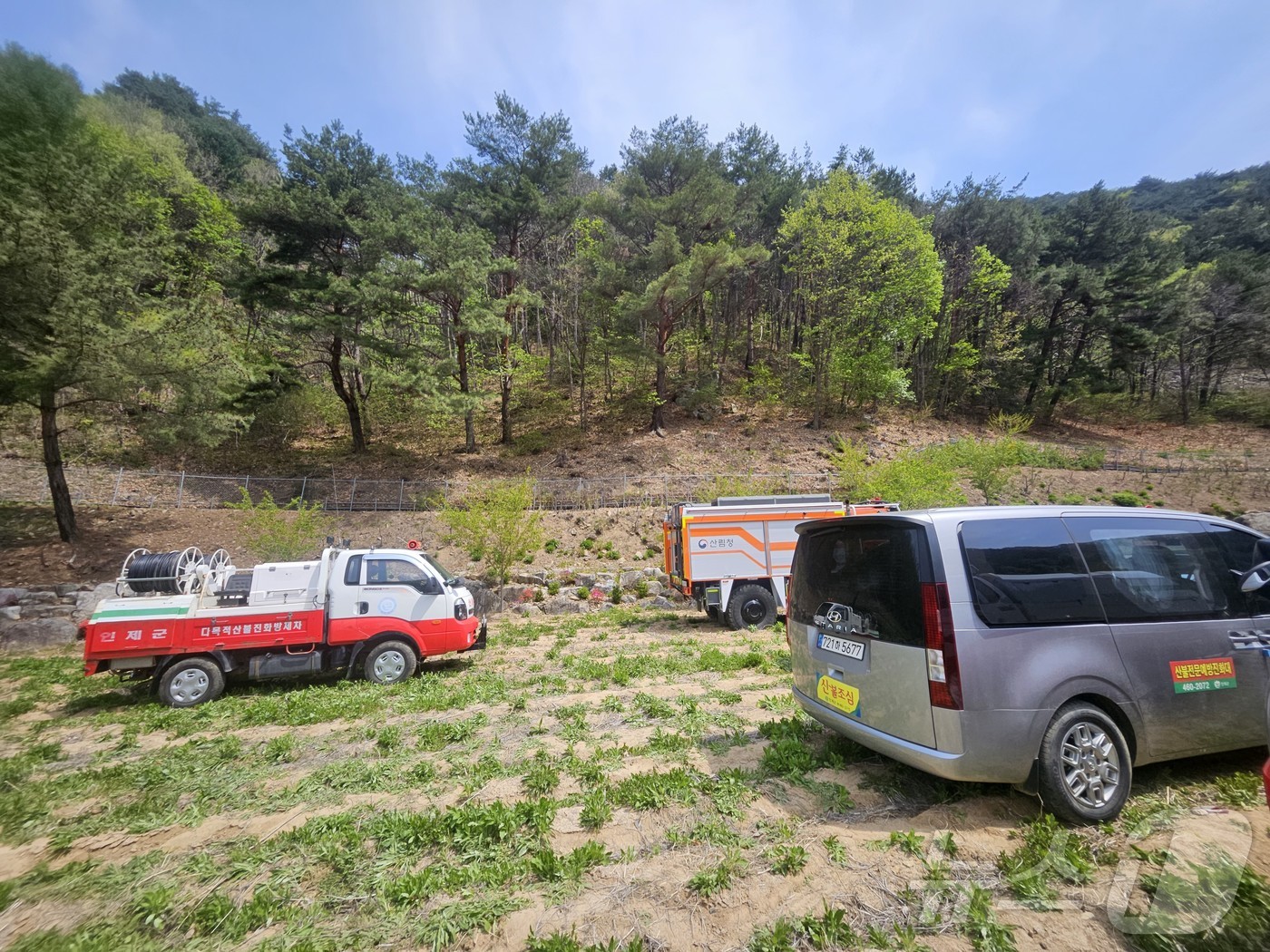 (인제=뉴스1) 한귀섭 기자 = 강원 인제 상남면 하남리 일대에서 발생한 산불이 약 20시간 만에 진화된 가운데 27일 재발화 가능성에 대비해 진화 차량들이 대기하고 있다.  20 …