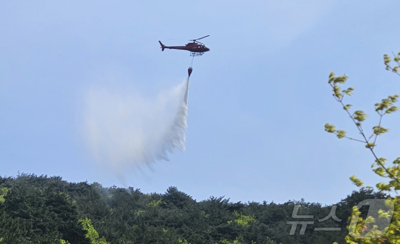 (인제=뉴스1)  한귀섭 기자 = 27일 강원 인제 상남면 하남리 일대에서 헬기가 재발화 가능성에 대비해 물을 뿌리고 있다.산림청 중앙사고수습본부는 이날 오전 9시쯤 인제군 상남면 …