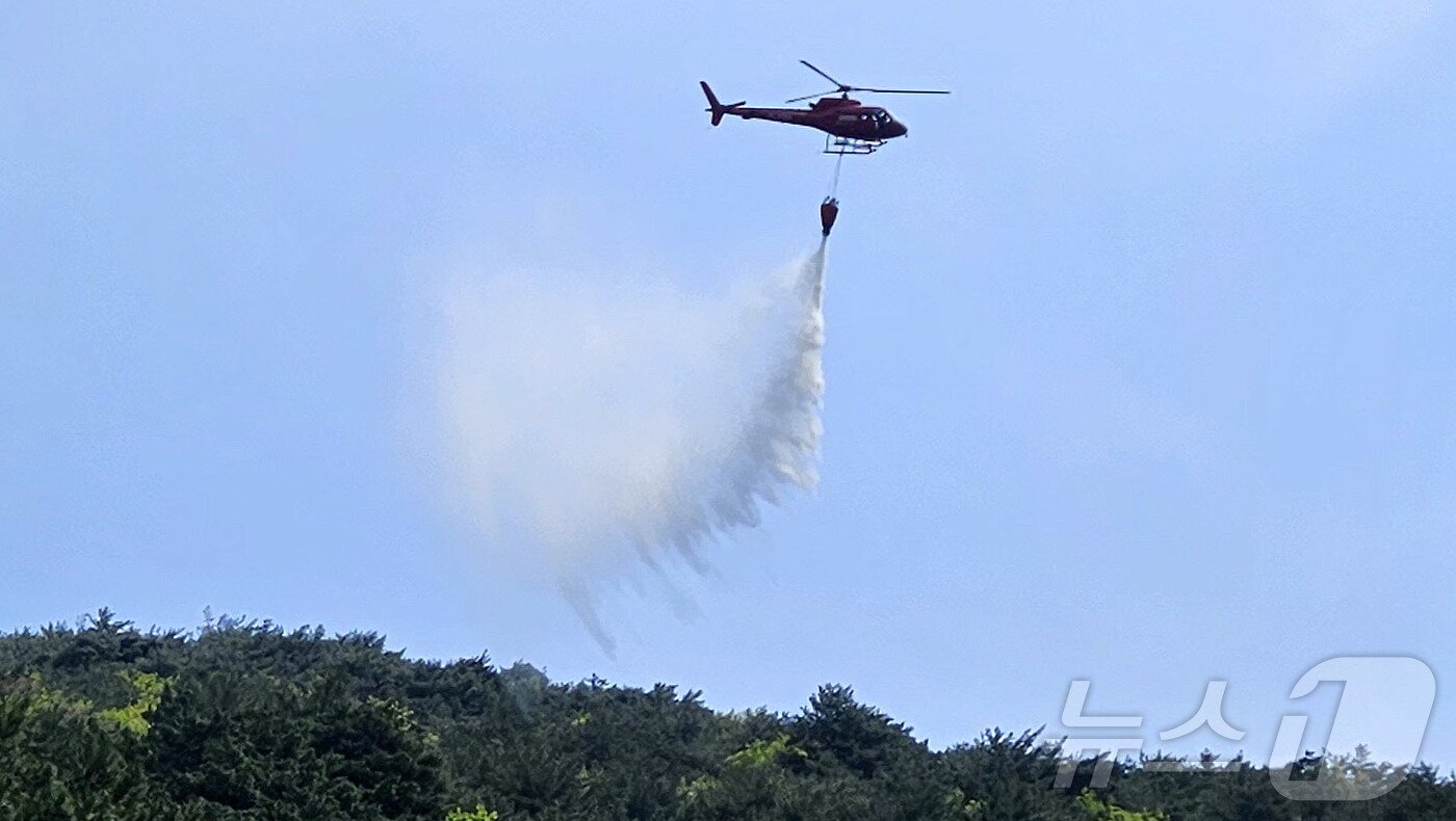 본문 이미지 - 27일 강원 인제 상남면 하남리 일대에서 헬기가 재발화 가능성에 대비해 물을 뿌리고 있다. 산림청 중앙사고수습본부는 이날 오전 9시쯤 인제군 상남면 산불의 주불 진화를 완료했다고 밝혔다. 2025.4.27/뉴스1 ⓒ News1 한귀섭 기자
