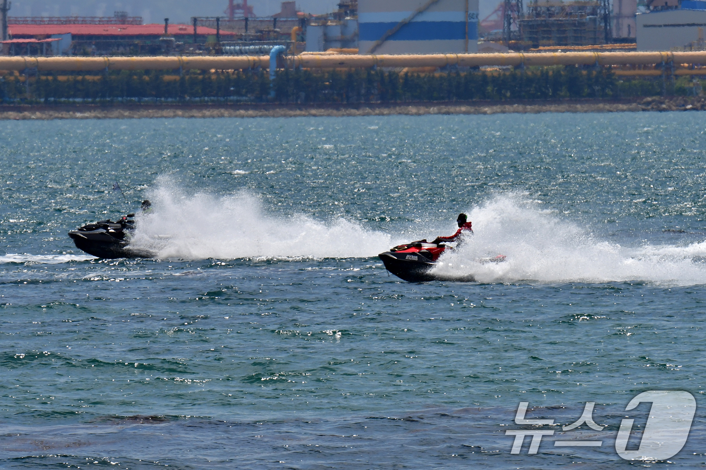 (포항=뉴스1) 최창호 기자 = 27일 오후 경북 포항시 북구 영일대해수욕장 앞 바다에서 수상오토바이와 모터모트가 전속으로 달리고 있다. 2025.4.27/뉴스1