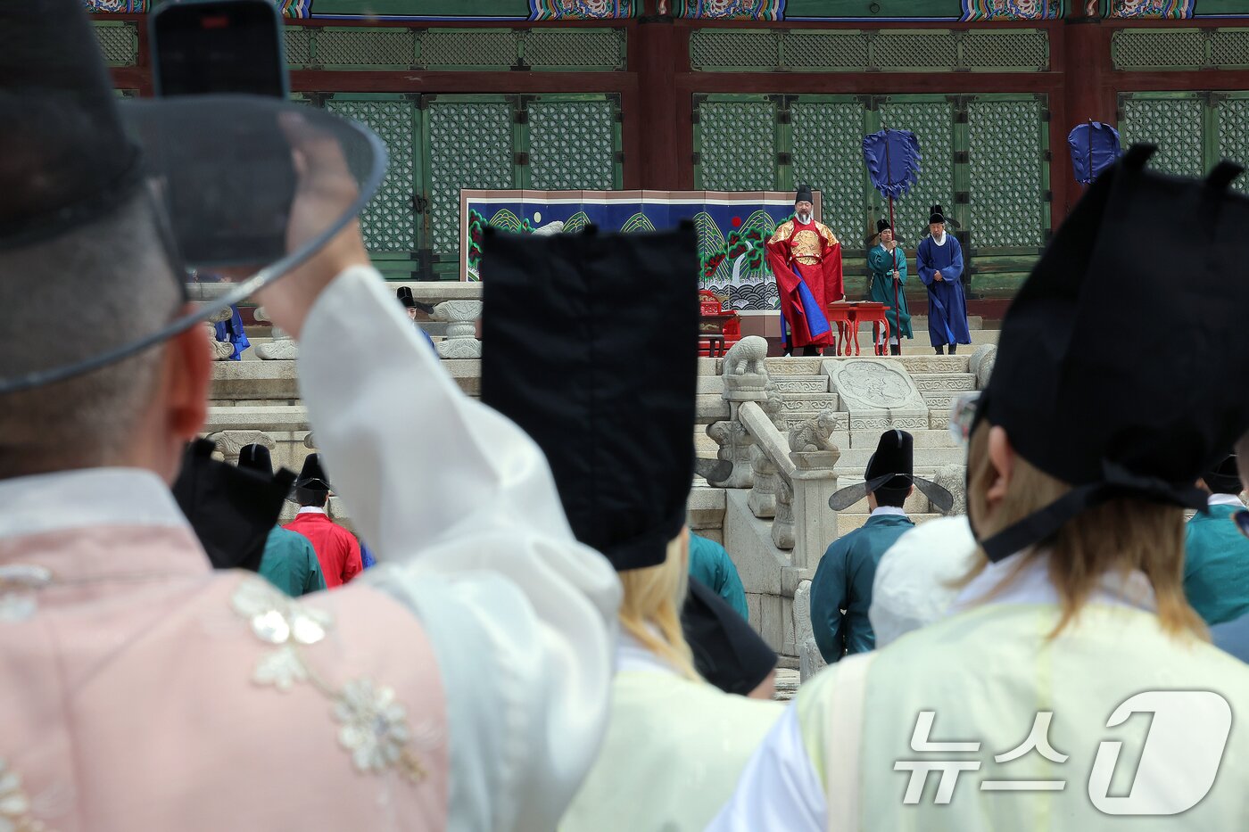 본문 이미지 - 2025 봄 궁중문화축전에서 사진 찍는 관람객들 모습 ⓒ News1 박정호 기자