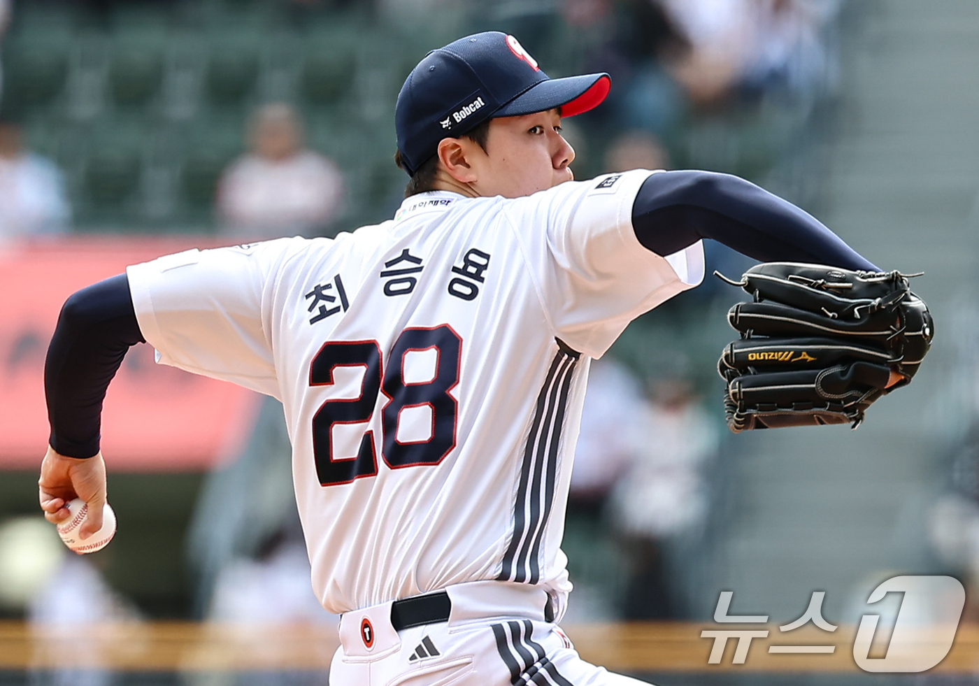 (서울=뉴스1) 김도우 기자 = 27일 서울 송파구 잠실야구장에서 열린 프로야구 '2025 신한 SOL 뱅크 KBO리그' 롯데 자이언츠와 두산 베어스의 경기, 두산 선발투수 최승용 …