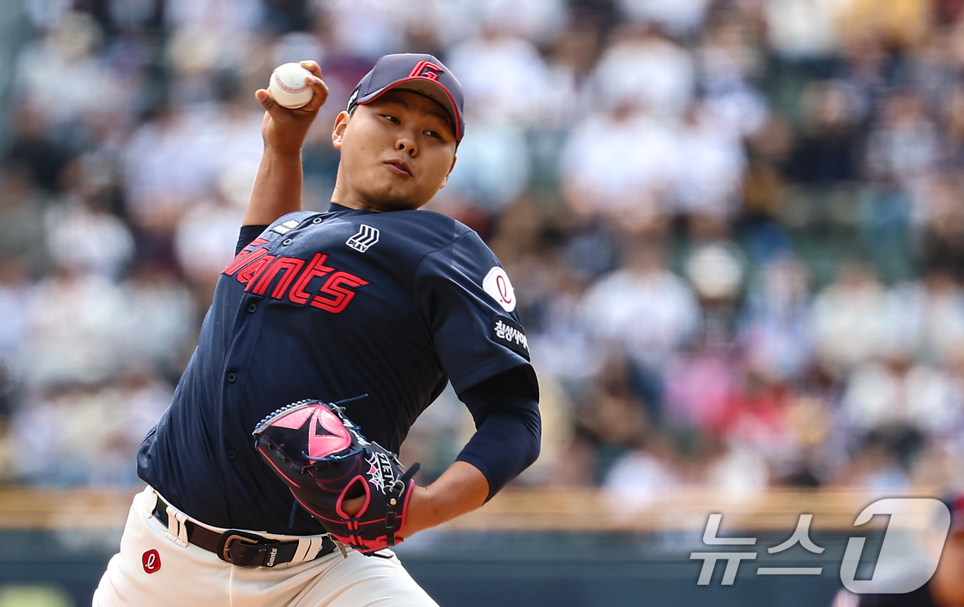 (서울=뉴스1) 김도우 기자 = 27일 서울 송파구 잠실야구장에서 열린 프로야구 '2025 신한 SOL 뱅크 KBO리그' 롯데 자이언츠와 두산 베어스의 경기, 롯데 선발투수 박진이 …