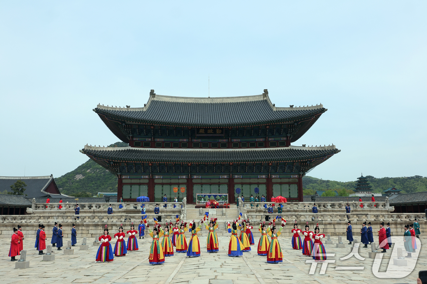 (서울=뉴스1) 박정호 기자 = 2025 봄 궁중문화축전 이틀째인 27일 오전 서울 종로구 경복궁 근정전 앞에서 '시간여행, 세종-궁중 일상재현'이 펼쳐지고 있다.봄 궁중문화축전' …