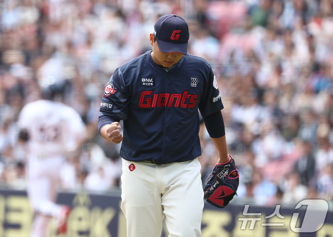 (서울=뉴스1) 김도우 기자 = 27일 서울 송파구 잠실야구장에서 열린 프로야구 '2025 신한 SOL 뱅크 KBO리그' 롯데 자이언츠와 두산 베어스의 경기, 롯데 선발투수 박진이 …