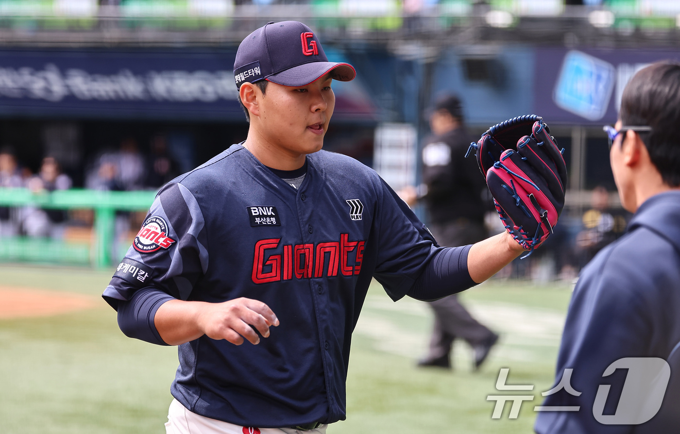 (서울=뉴스1) 김도우 기자 = 27일 서울 송파구 잠실야구장에서 열린 프로야구 '2025 신한 SOL 뱅크 KBO리그' 롯데 자이언츠와 두산 베어스의 경기, 롯데 선발투수 박진이 …