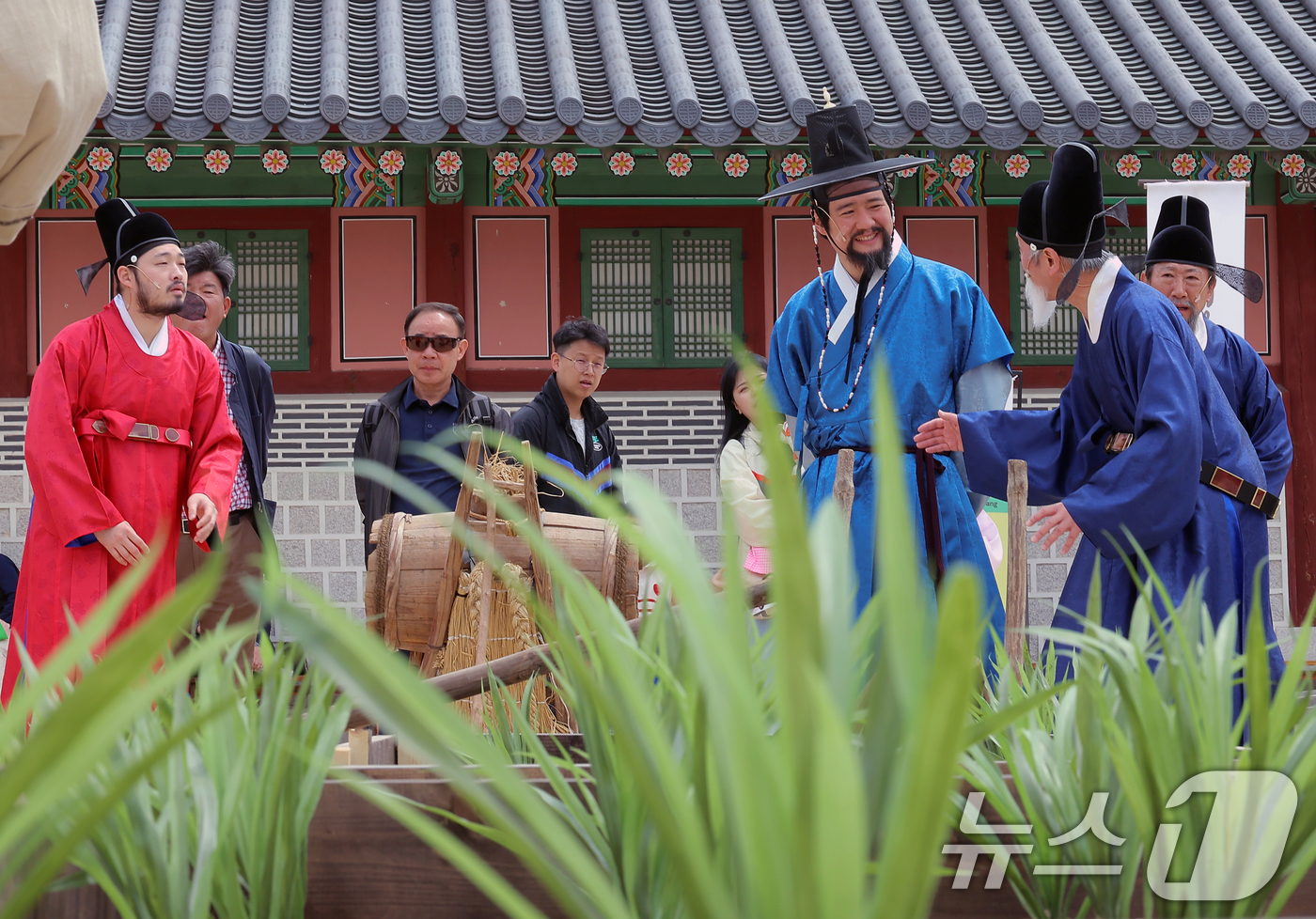 (서울=뉴스1) 박정호 기자 = 2025 봄 궁중문화축전 이틀째인 27일 오전 서울 종로구 경복궁 인지당 터에서 농사 짓는 임금님 공연이 펼쳐지고 있다.봄 궁중문화축전'은 국내 최 …