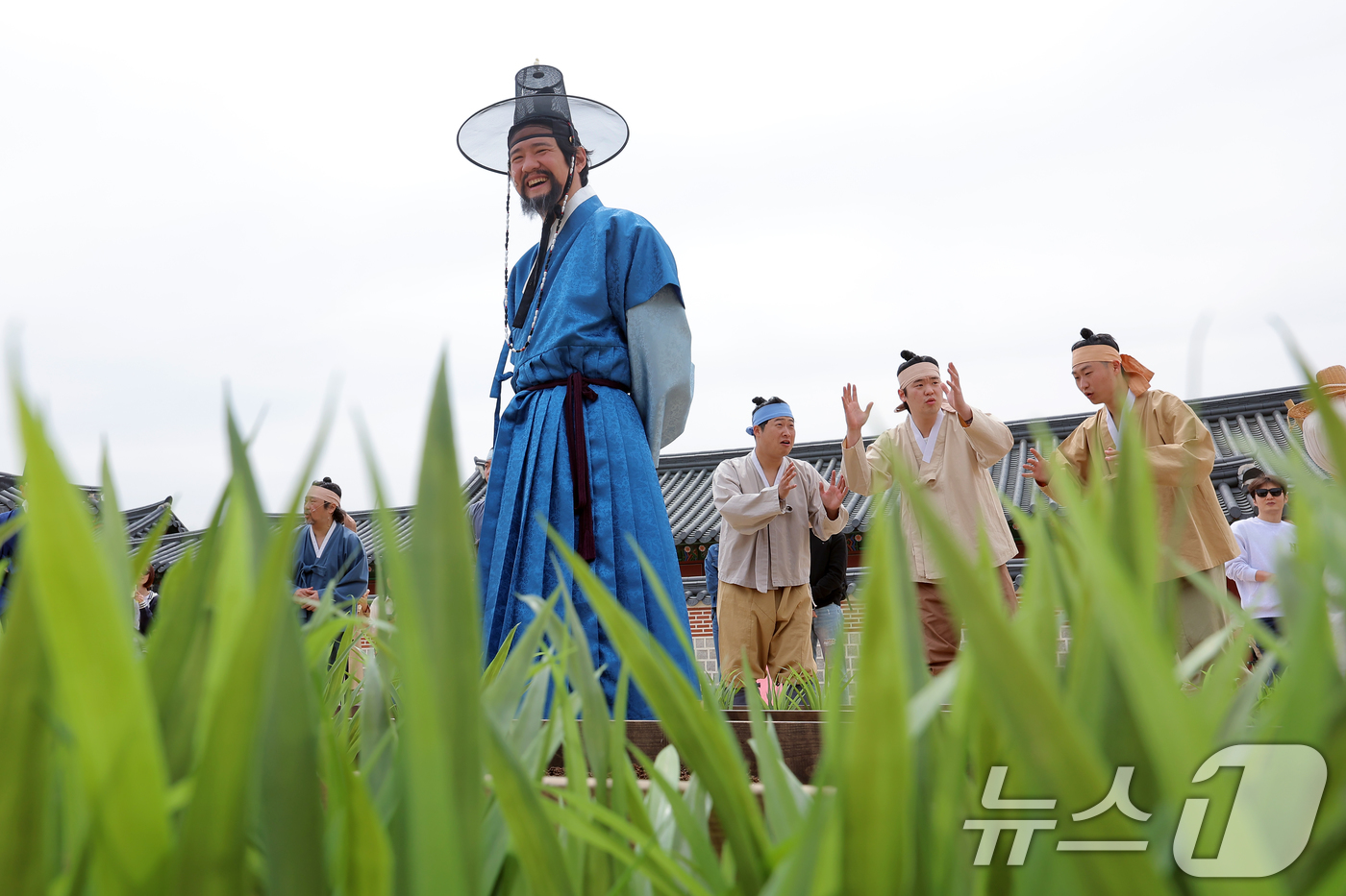 (서울=뉴스1) 박정호 기자 = 2025 봄 궁중문화축전 이틀째인 27일 오전 서울 종로구 경복궁 인지당 터에서 농사 짓는 임금님 공연이 펼쳐지고 있다.봄 궁중문화축전'은 국내 최 …