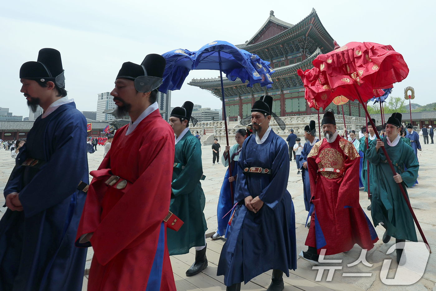 (서울=뉴스1) 박정호 기자 = 2025 봄 궁중문화축전 이틀째인 27일 오전 서울 종로구 경복궁 근정전 앞에서 '시간여행, 세종-궁중 일상재현'이 펼쳐지고 있다.봄 궁중문화축전' …