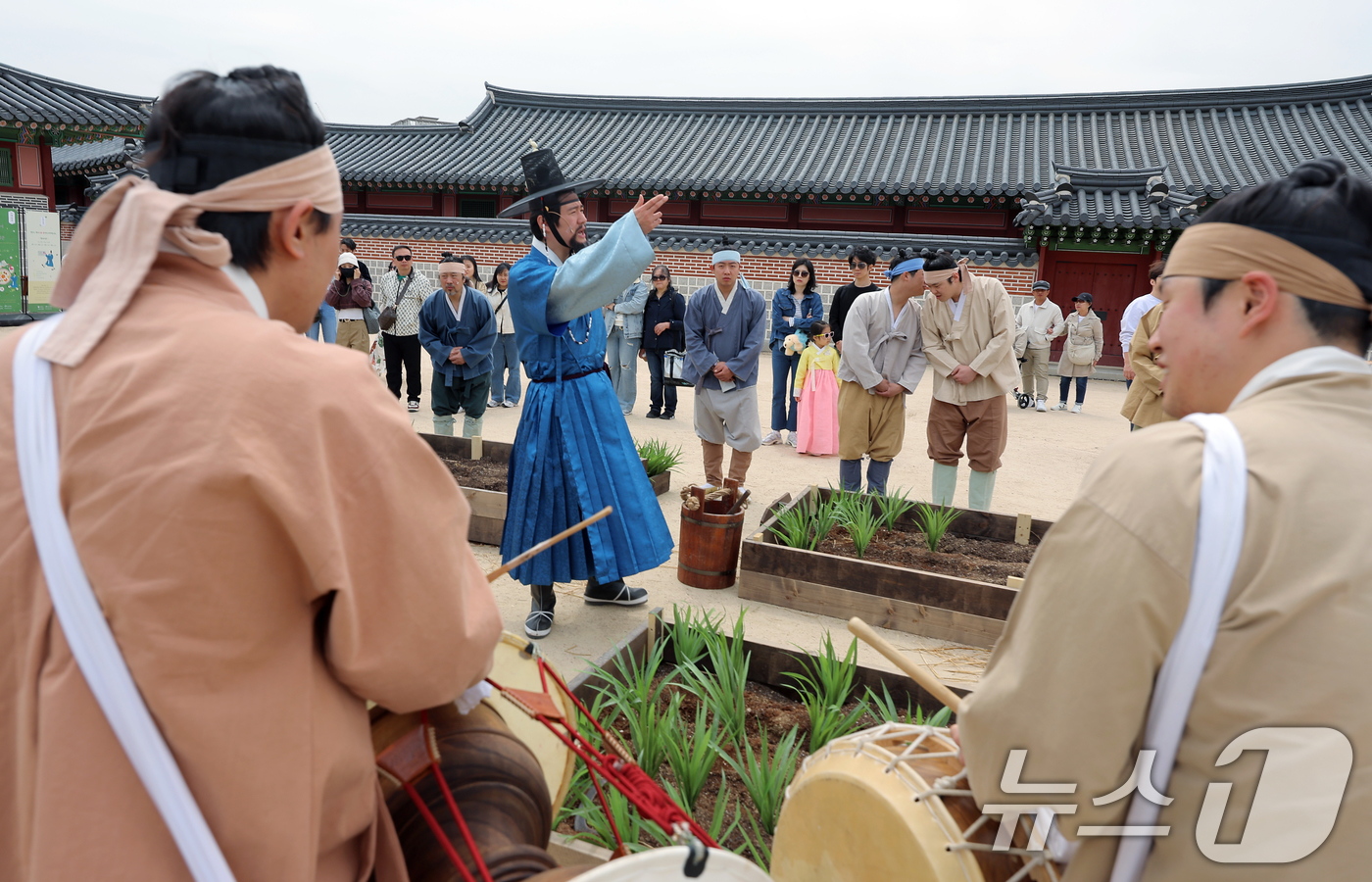 (서울=뉴스1) 박정호 기자 = 2025 봄 궁중문화축전 이틀째인 27일 오전 서울 종로구 경복궁 인지당 터에서 농사 짓는 임금님 공연이 펼쳐지고 있다.봄 궁중문화축전'은 국내 최 …