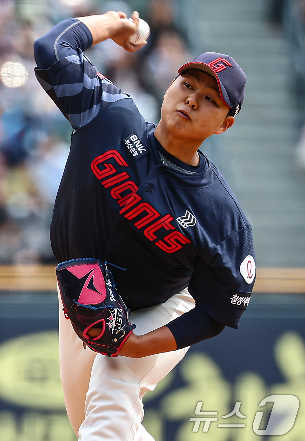 (서울=뉴스1) 김도우 기자 = 27일 서울 송파구 잠실야구장에서 열린 프로야구 '2025 신한 SOL 뱅크 KBO리그' 롯데 자이언츠와 두산 베어스의 경기, 롯데 선발투수 박진이 …