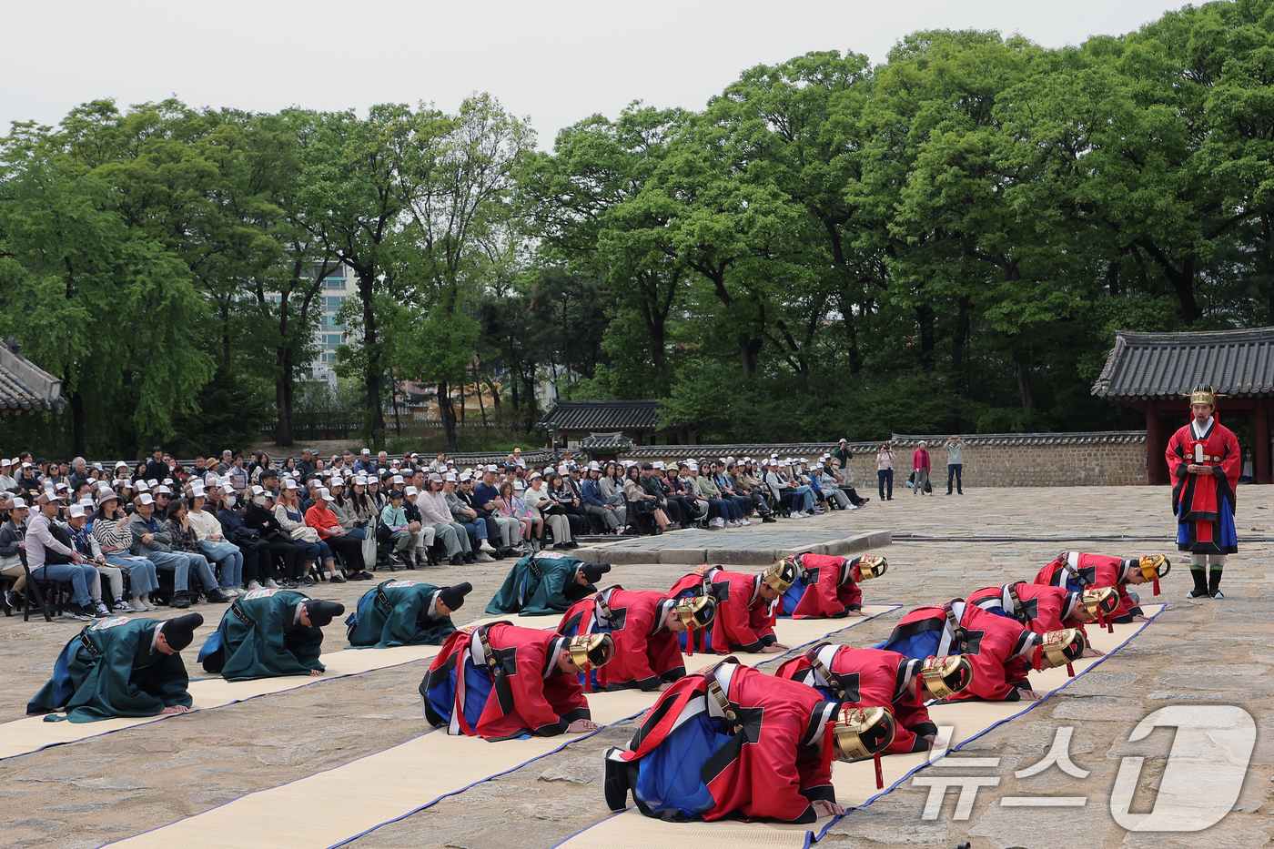 (서울=뉴스1) 박정호 기자 = 2025 봄 궁중문화축전 이틀째인 27일 오후 서울 종로구 종묘 영녕전에서 인원황후의 묘현례를 주제로 의례 재현과 뮤지컬을 결합한 창작극 '묘현, …