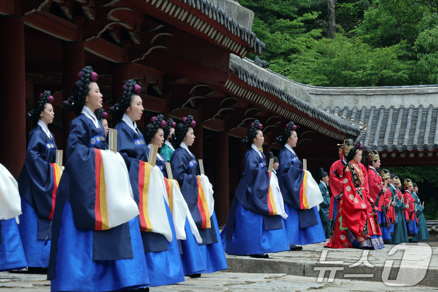 (서울=뉴스1) 박정호 기자 = 2025 봄 궁중문화축전 이틀째인 27일 오후 서울 종로구 종묘 영녕전에서 인원황후의 묘현례를 주제로 의례 재현과 뮤지컬을 결합한 창작극 '묘현, …