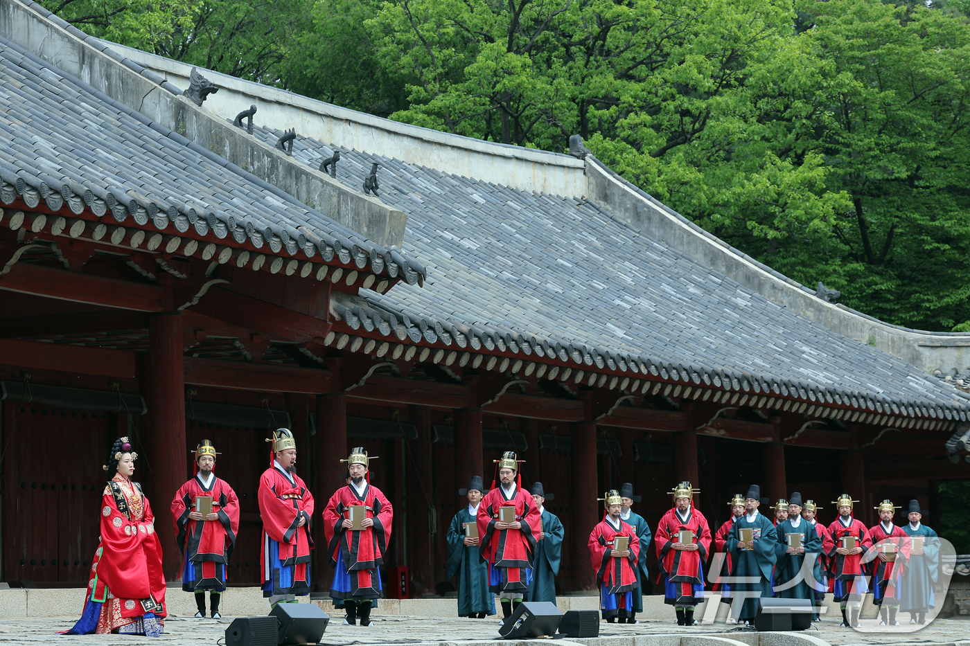 (서울=뉴스1) 박정호 기자 = 2025 봄 궁중문화축전 이틀째인 27일 오후 서울 종로구 종묘 영녕전에서 인원황후의 묘현례를 주제로 의례 재현과 뮤지컬을 결합한 창작극 '묘현, …