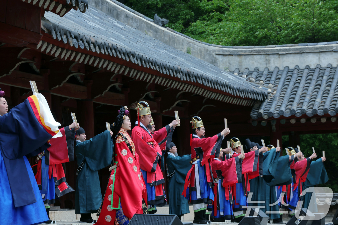 (서울=뉴스1) 박정호 기자 = 2025 봄 궁중문화축전 이틀째인 27일 오후 서울 종로구 종묘 영녕전에서 인원황후의 묘현례를 주제로 의례 재현과 뮤지컬을 결합한 창작극 '묘현, …