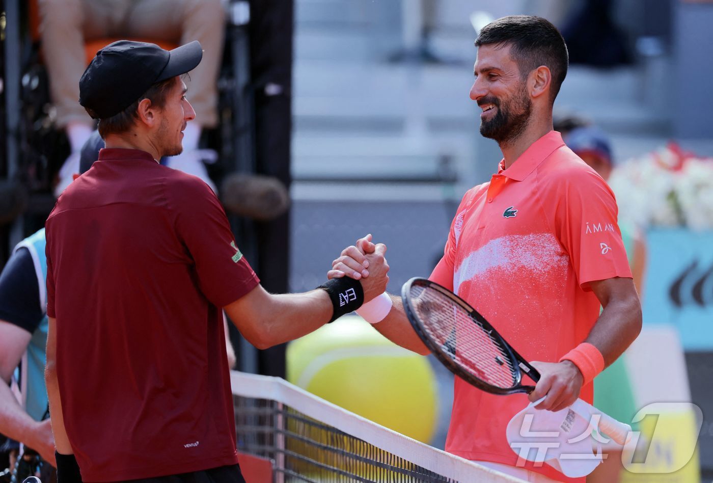 본문 이미지 - 노박 조코비치&#40;오른쪽&#41;가 마드리드오픈 첫 판에서 탈락한 뒤 아르날디와 악수하고 있다. ⓒ AFP=뉴스1