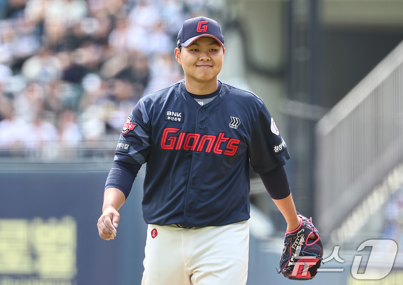 (서울=뉴스1) 김도우 기자 = 27일 서울 송파구 잠실야구장에서 열린 프로야구 '2025 신한 SOL 뱅크 KBO리그' 롯데 자이언츠와 두산 베어스의 경기, 롯데 선발투수 박진이 …