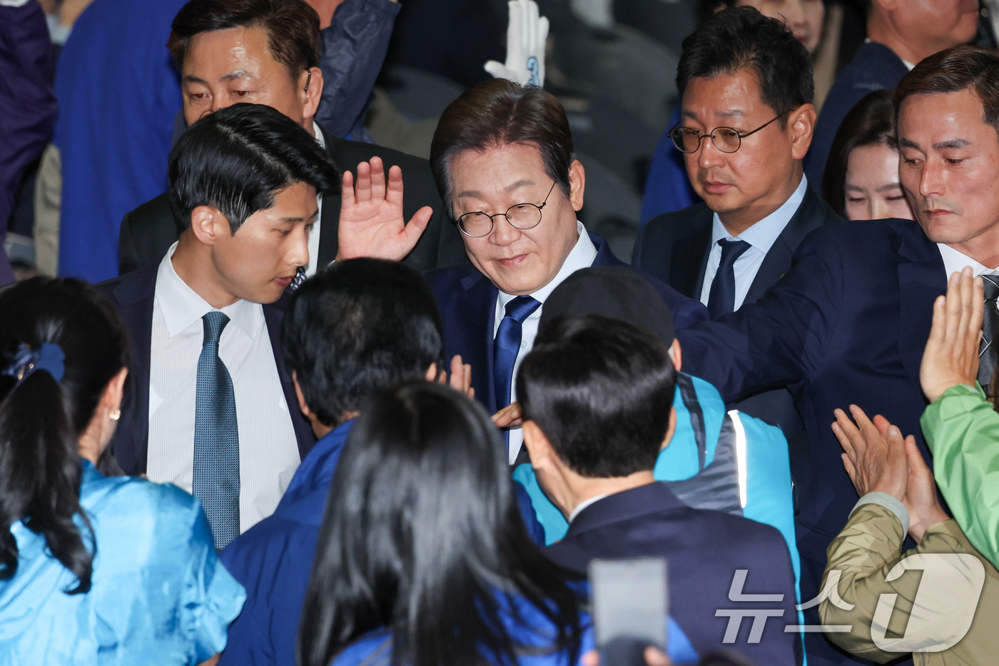 (고양=뉴스1) 안은나 기자 = 이재명 더불어민주당 대선 경선 후보가 27일 경기 고양시 킨텍스에서 열린 수도권·강원·제주 합동연설회에 참석하며 인사하고 있다. 2025.4.27/ …