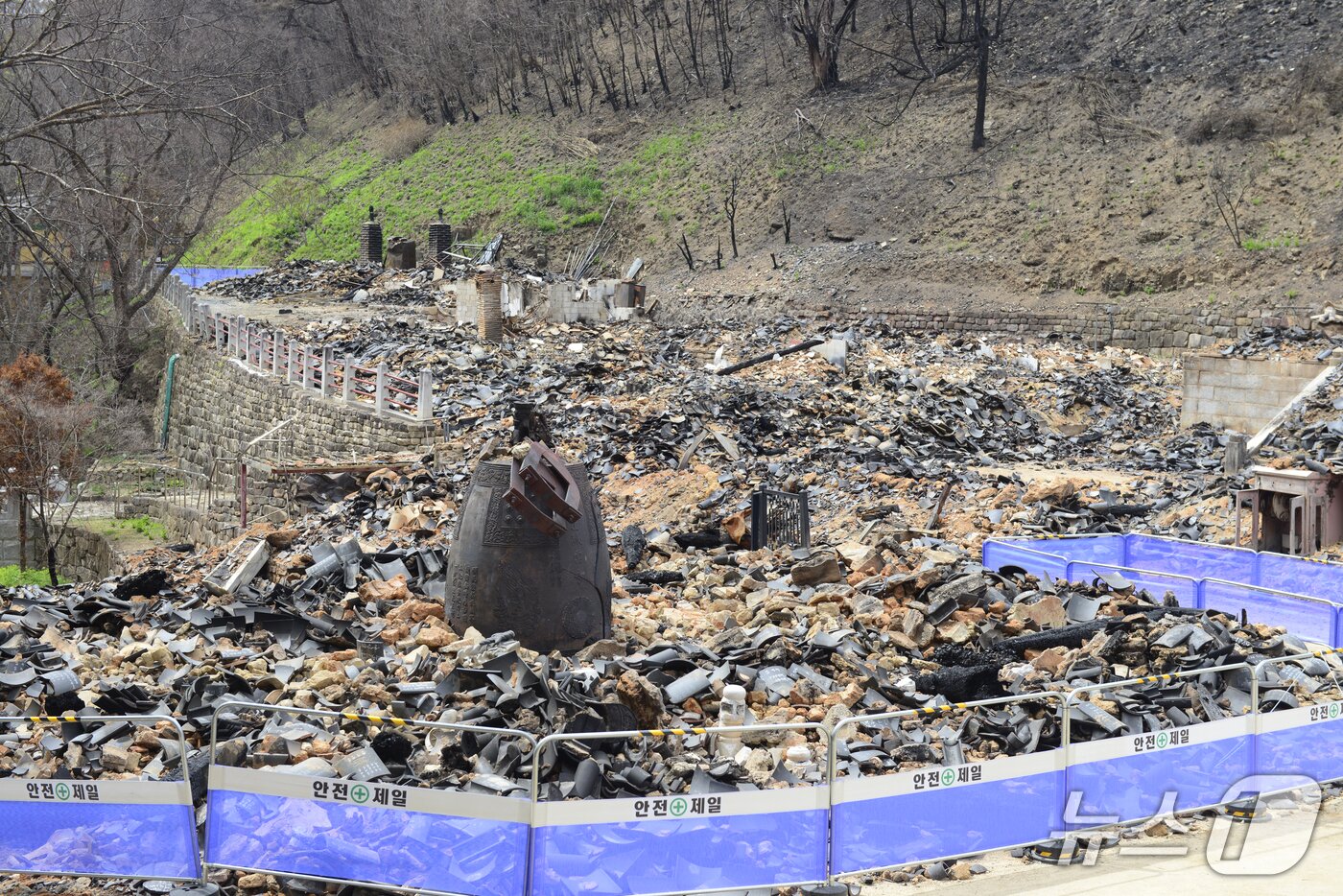 본문 이미지 - 불에 타 버린 고운사 전각.2025.4.27/뉴스1 ⓒ News1 이성덕 기자