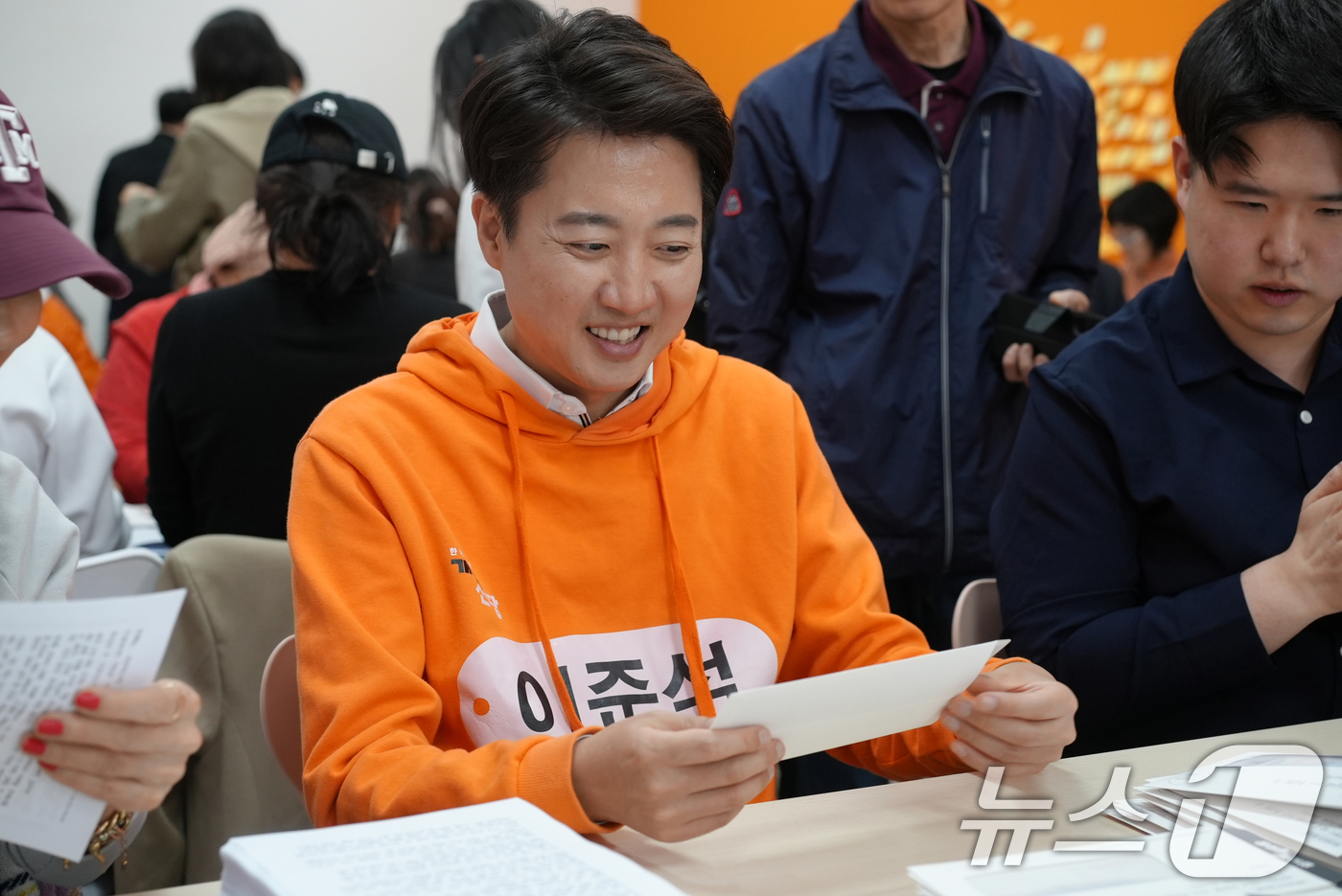 (서울=뉴스1) = 이준석 개혁신당 대선후보가 27일 오후 서울 강남의 선거캠프에서 열린 '이준석과 함께 - 편지로 정치를 바꾼다' 홍보물 봉입 행사에 참석해 유권자들에게 보낼 손 …