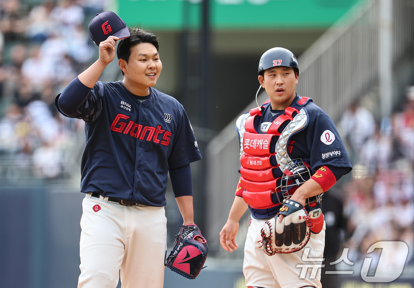 (서울=뉴스1) 김도우 기자 = 27일 서울 송파구 잠실야구장에서 열린 프로야구 '2025 신한 SOL 뱅크 KBO리그' 롯데 자이언츠와 두산 베어스의 경기, 4회말 1사 1,2루 …