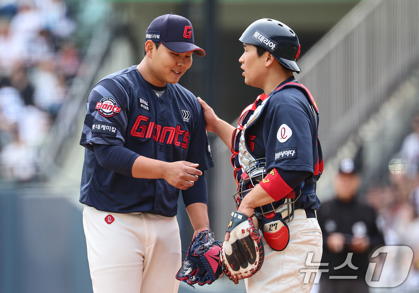 (서울=뉴스1) 김도우 기자 = 27일 서울 송파구 잠실야구장에서 열린 프로야구 '2025 신한 SOL 뱅크 KBO리그' 롯데 자이언츠와 두산 베어스의 경기, 4회말 1사 1,2루 …