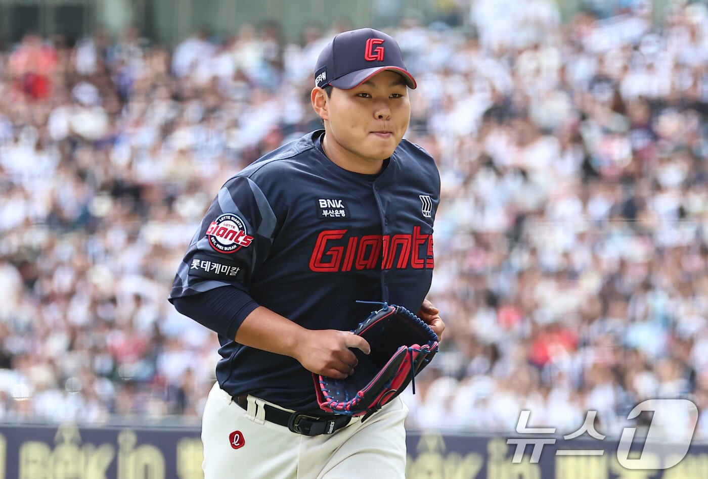 본문 이미지 - 27일 서울 송파구 잠실야구장에서 열린 프로야구 '2025 신한 SOL 뱅크 KBO리그' 롯데 자이언츠와 두산 베어스의 경기, 4회말 1사 1,2루 상황에서 롯데 선발투수 박진이 교체되며 더그아웃으로 향하고 있다. 2025.4.27/뉴스1 ⓒ News1 김도우 기자