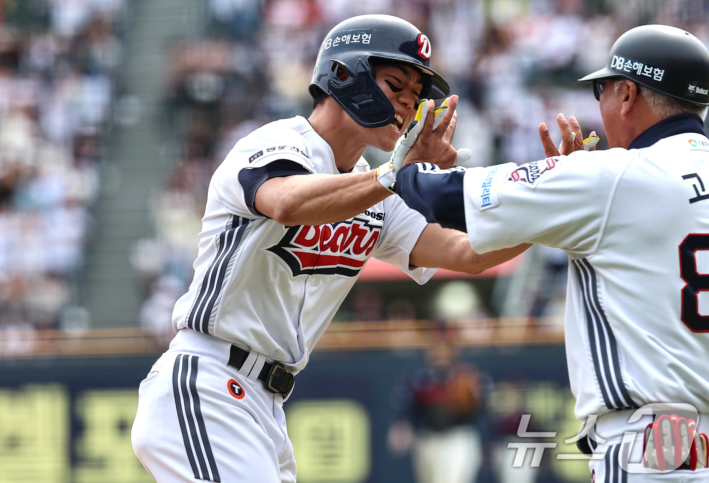 (서울=뉴스1) 김도우 기자 = 27일 서울 송파구 잠실야구장에서 열린 프로야구 '2025 신한 SOL 뱅크 KBO리그' 롯데 자이언츠와 두산 베어스의 경기, 4회말 1사 만루 상 …