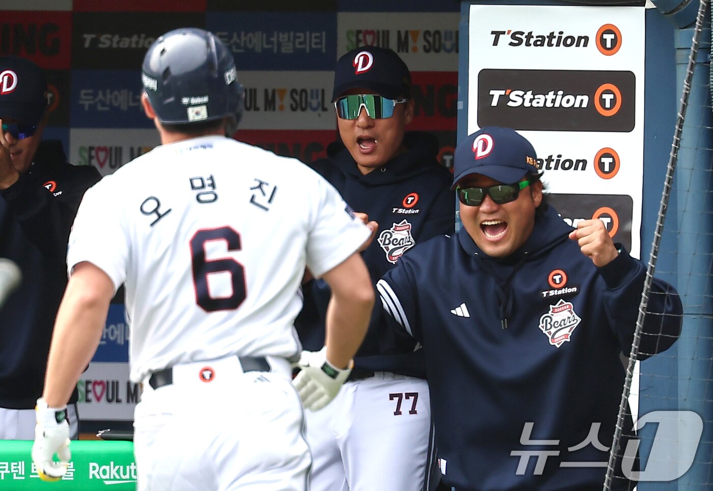 본문 이미지 - 27일 서울 송파구 잠실야구장에서 열린 프로야구 '2025 신한 SOL 뱅크 KBO리그' 롯데 자이언츠와 두산 베어스의 경기, 두산 이승엽 감독이 4회말 1사 만루 상황에서 만루홈런을 친 두산 오명진을 기쁘게 맞이하고 있다. 2025.4.27/뉴스1 ⓒ News1 김도우 기자