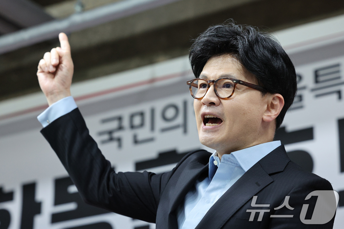 (서울=뉴스1) 신웅수 기자 = 한동훈 국민의힘 대선 경선 후보가 27일 오후 서울 여의도 국민의힘 서울시당에서 열린 국민의힘 서울 광역·기초의원 간담회에서 발언하고 있다. 202 …