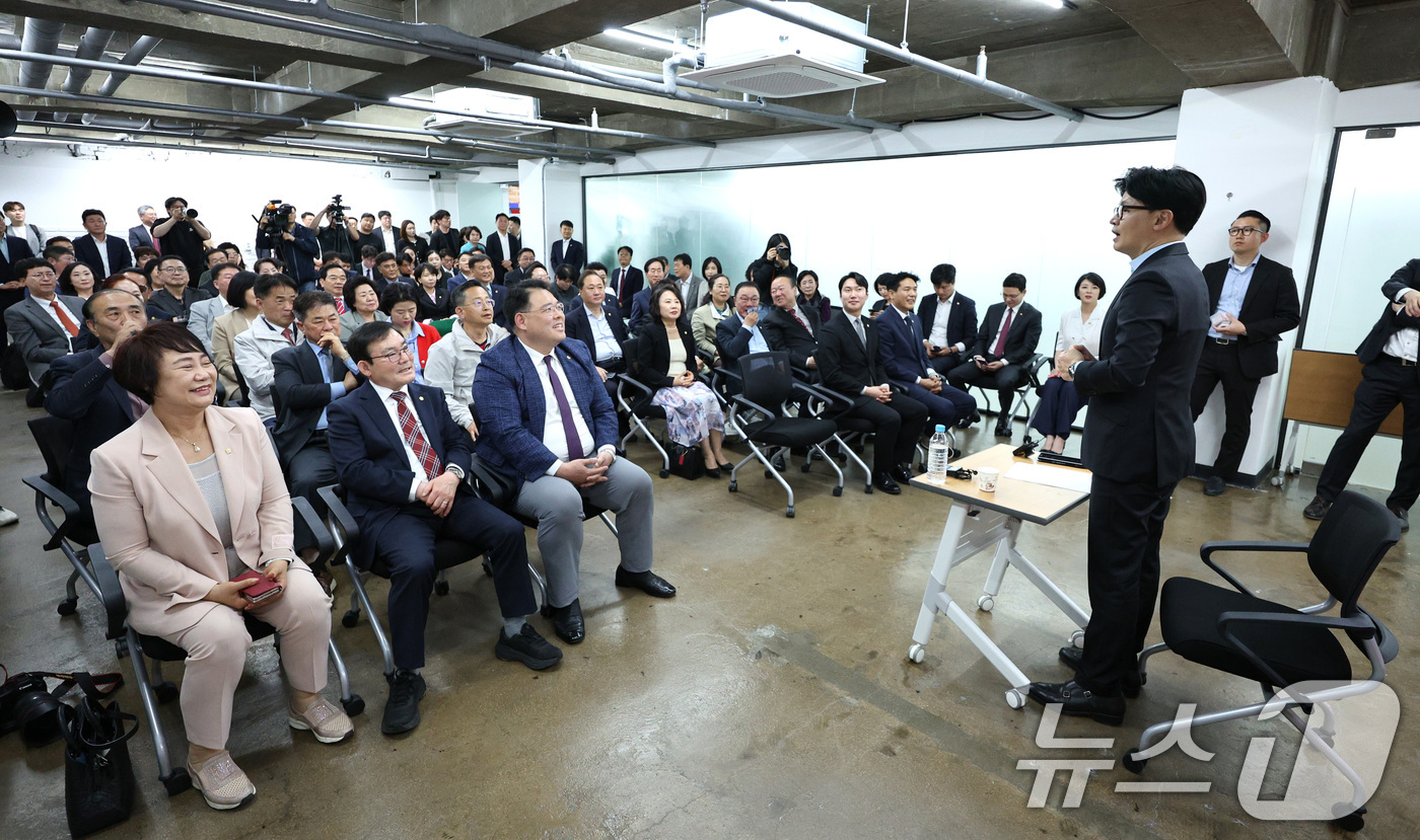 (서울=뉴스1) 신웅수 기자 = 한동훈 국민의힘 대선 경선 후보가 27일 오후 서울 여의도 국민의힘 서울시당에서 열린 국민의힘 서울 광역·기초의원 간담회에서 질문에 답변하고 있다. …