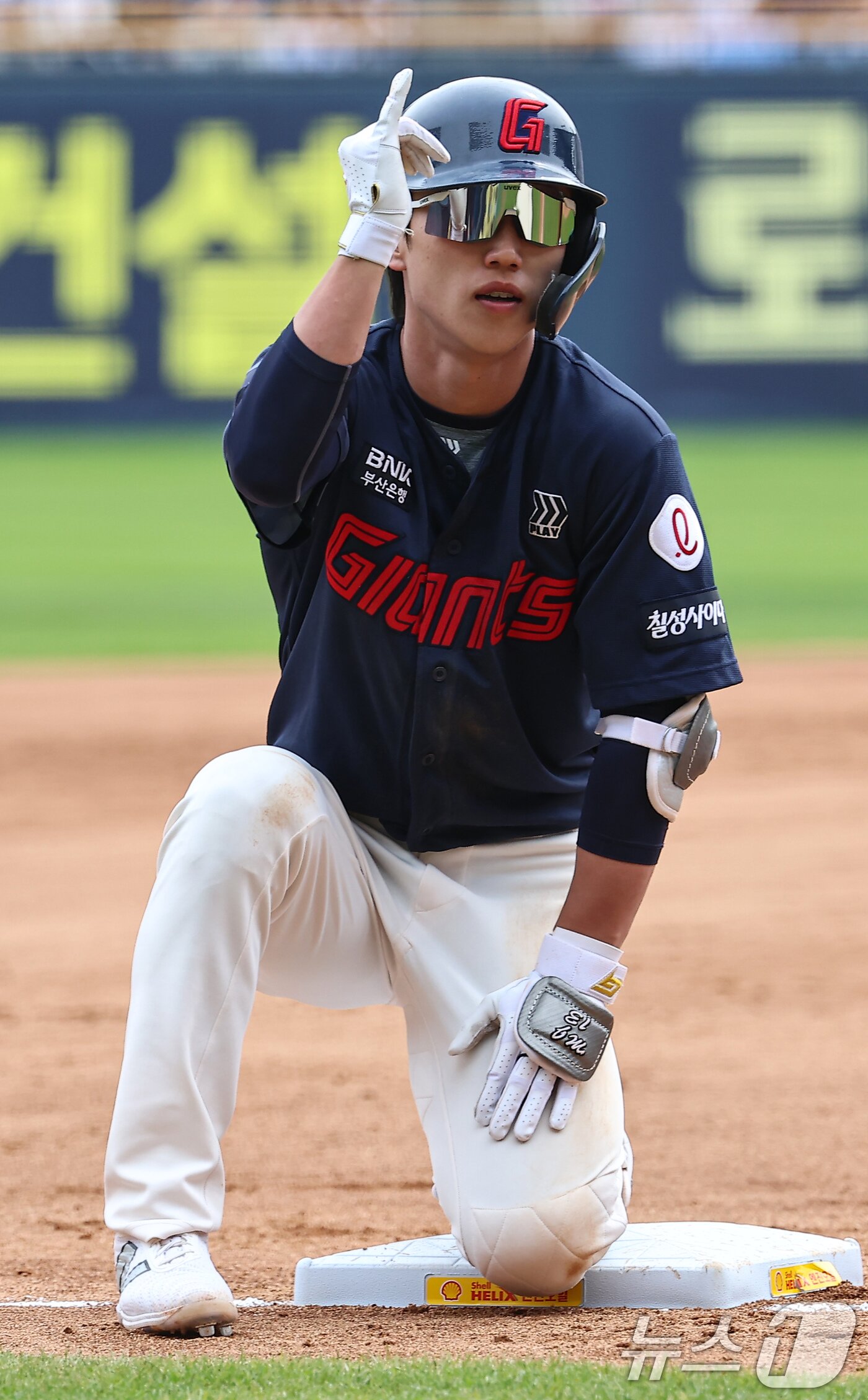 본문 이미지 - 27일 서울 송파구 잠실야구장에서 열린 프로야구 '2025 신한 SOL 뱅크 KBO리그' 롯데 자이언츠와 두산 베어스의 경기, 5회초 1사 1루 상황에서 롯데 전민재가 1타점 2루타를 치고 3루까지 진루해 기뻐하고 있다. 2025.4.27/뉴스1 ⓒ News1 김도우 기자