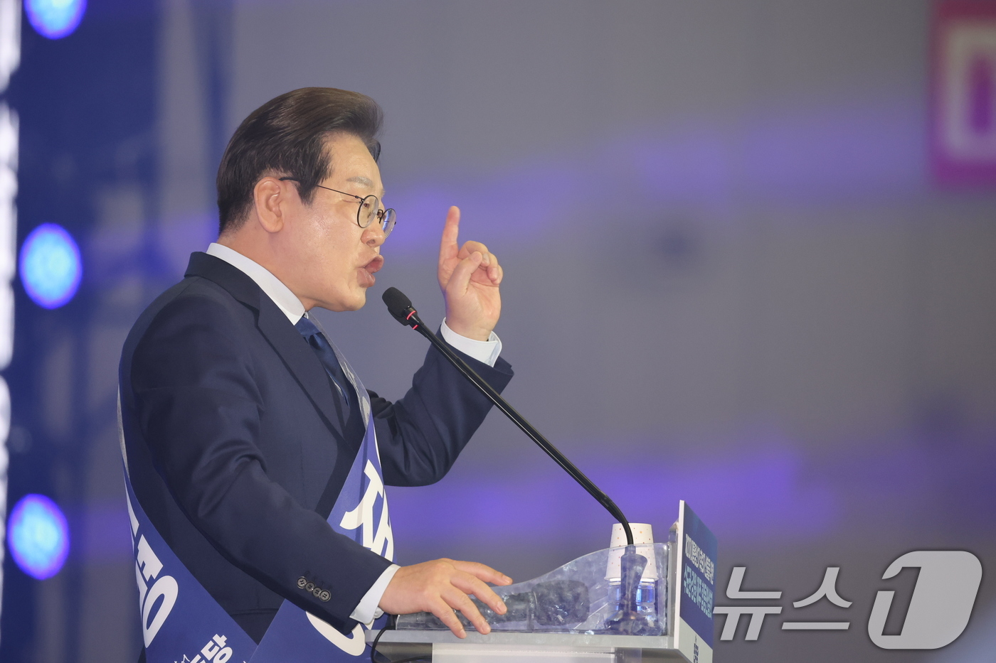 (고양=뉴스1) 이재명 기자 = 이재명 더불어민주당 대선 경선 후보가 27일 경기 고양시 킨텍스에서 열린 수도권·강원·제주 합동연설회에 참석해 정견발표를 하고 있다.2025.4.2 …