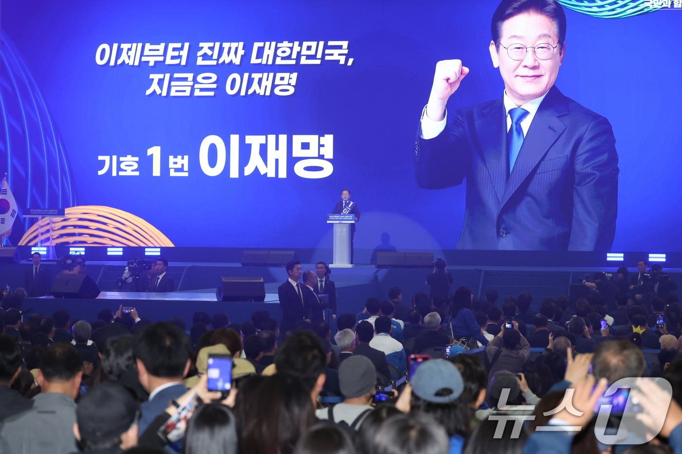 (고양=뉴스1) 이재명 기자 = 이재명 더불어민주당 대선 경선 후보가 27일 경기 고양시 킨텍스에서 열린 수도권·강원·제주 합동연설회에 참석해 정견발표를 하고 있다.2025.4.2 …