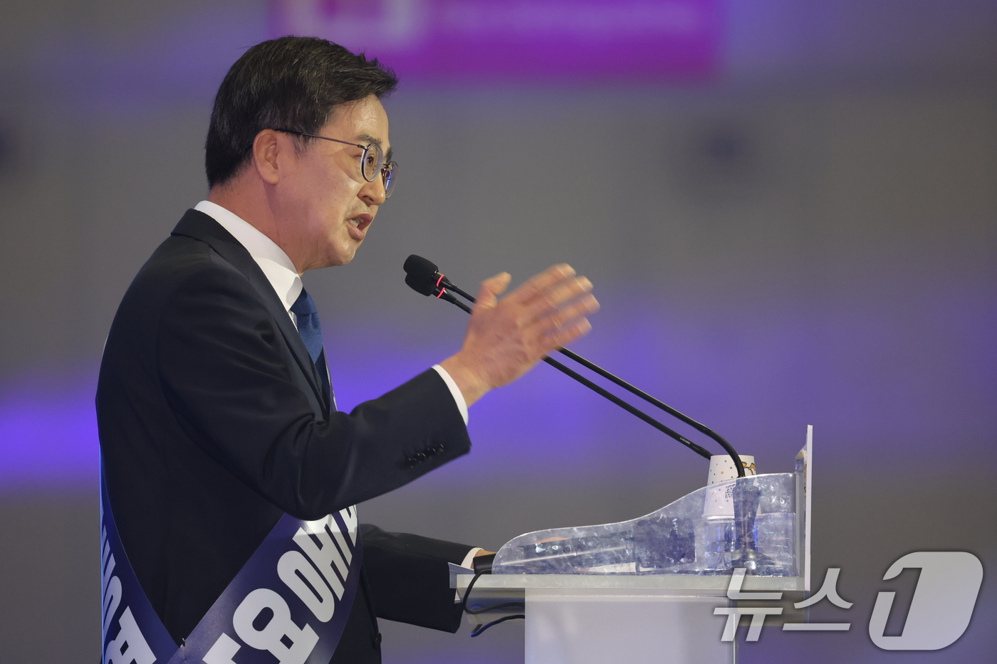 (고양=뉴스1) 이재명 기자 = 김동연 더불어민주당 대선 경선 후보가 27일 경기 고양시 킨텍스에서 열린 수도권·강원·제주 합동연설회에 참석해 정견발표를 하고 있다. 2025.4. …