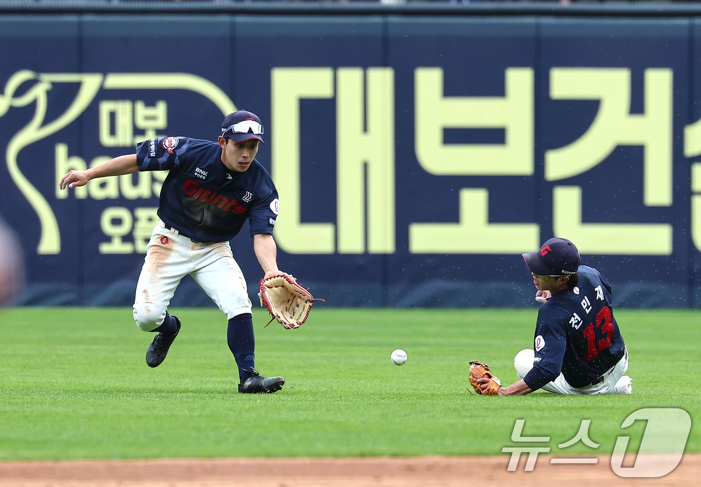 (서울=뉴스1) 김도우 기자 = 27일 서울 송파구 잠실야구장에서 열린 프로야구 '2025 신한 SOL 뱅크 KBO리그' 롯데 자이언츠와 두산 베어스의 경기, 롯데 중견수 황성빈과 …
