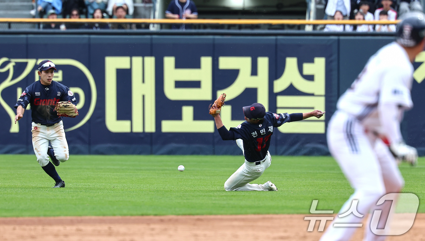 (서울=뉴스1) 김도우 기자 = 27일 서울 송파구 잠실야구장에서 열린 프로야구 '2025 신한 SOL 뱅크 KBO리그' 롯데 자이언츠와 두산 베어스의 경기, 롯데 중견수 황성빈과 …