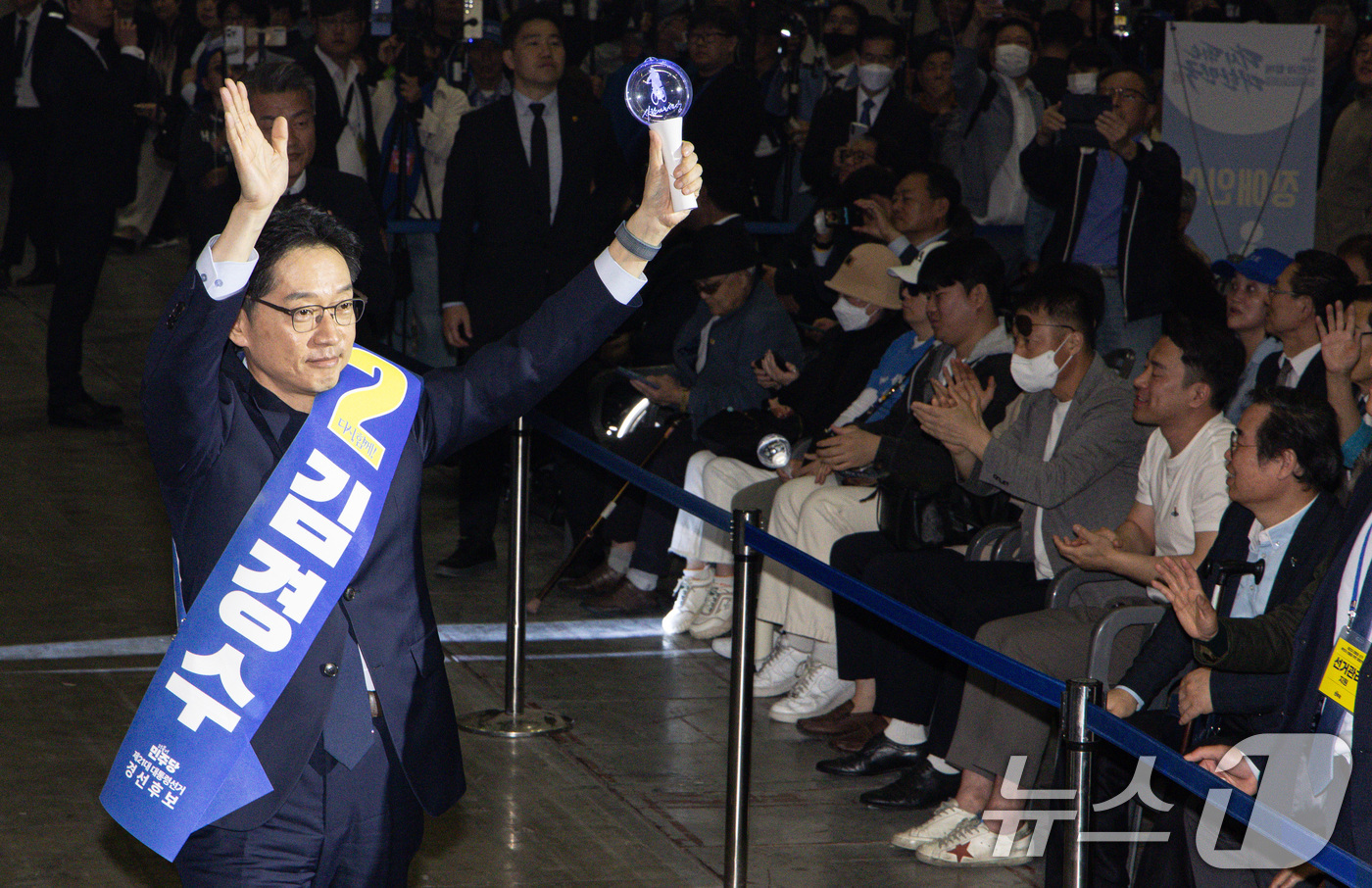 (고양=뉴스1) 이재명 기자 = 김경수 더불어민주당 대선 경선 후보가 27일 경기 고양시 킨텍스에서 열린 수도권·강원·제주 합동연설회에 참석하며 지지자들을 향해 손인사를 하고 있다 …