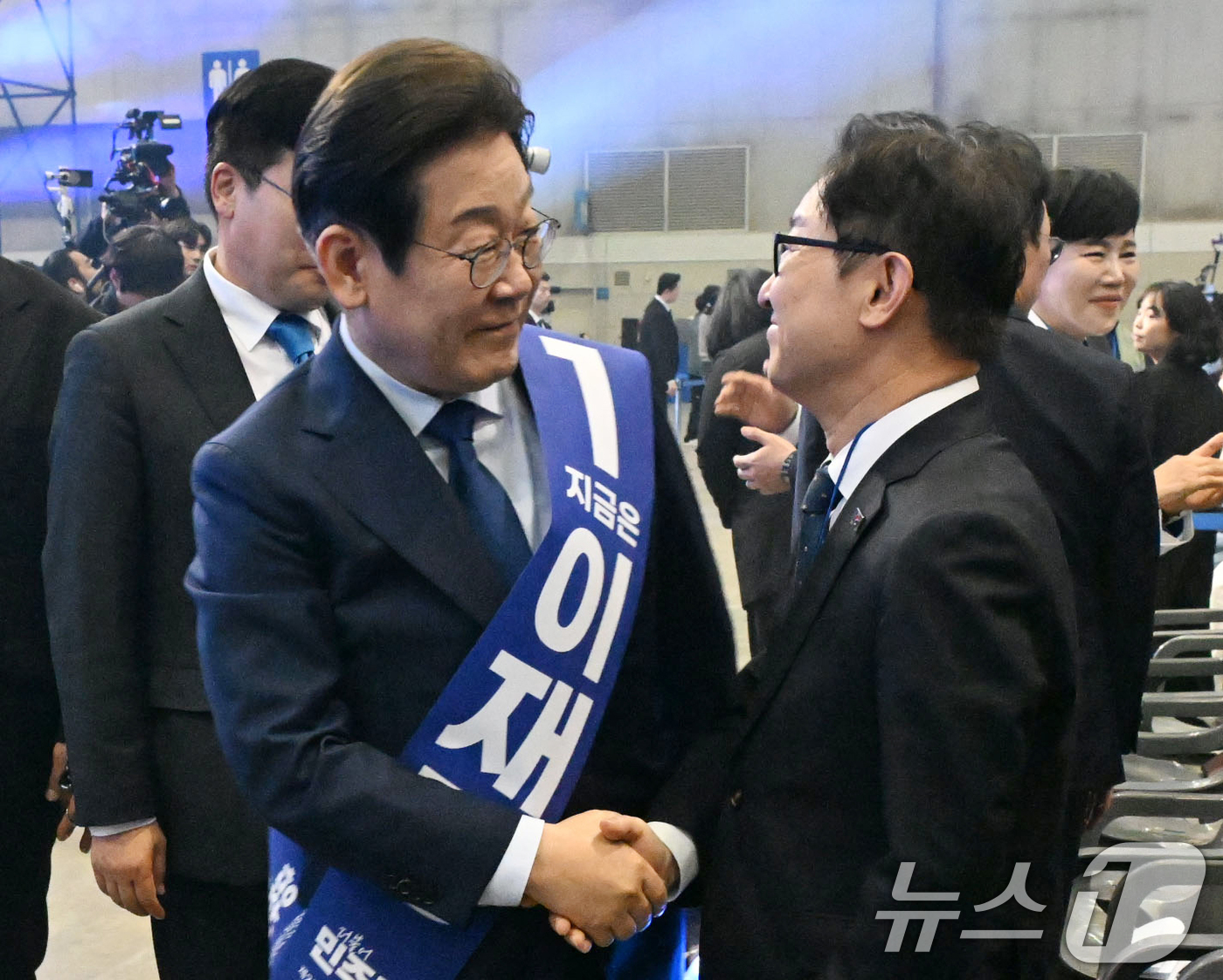 (고양=뉴스1) 안은나 기자 = 이재명 더불어민주당 경선 후보가 27일 경기 고양시 킨텍스에서 열린 수도권·강원·제주 합동연설회에서 박범계 선관위원장과 악수하고 있다.(공동취재) …