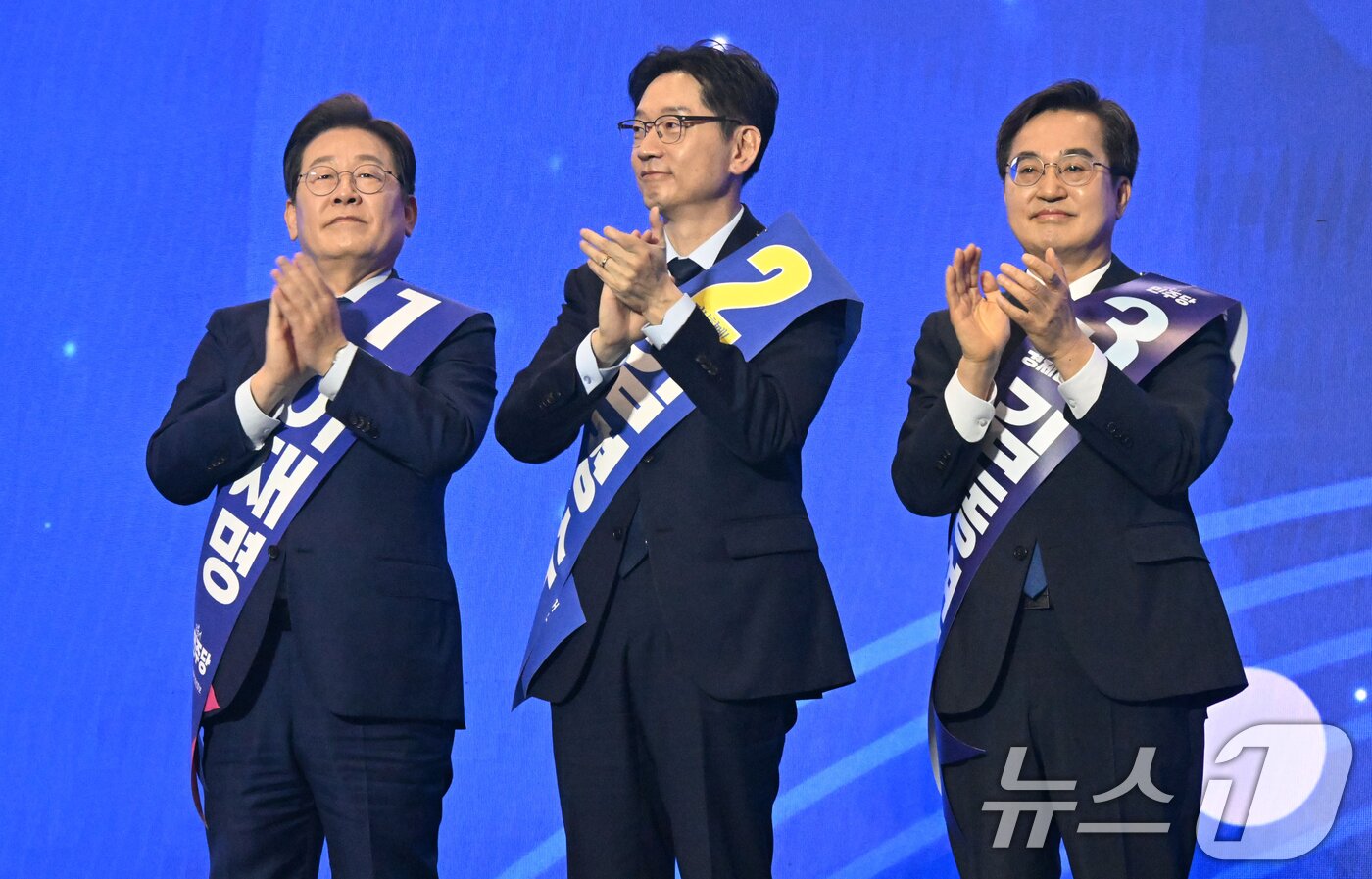 본문 이미지 - 이재명&#40;왼쪽부터&#41;, 김경수, 김동연 더불어민주당 대선 경선 후보가 27일 경기 고양시 킨텍스에서 열린 수도권·강원·제주 합동연설회에서 기념촬영을 위해 무대 위에 올라 손뼉치고 있다.&#40;공동취재&#41; 2025.4.27/뉴스1 ⓒ News1 안은나 기자