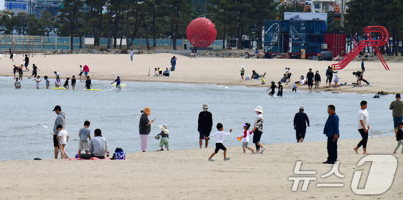 (포항=뉴스1) 최창호 기자 = 27일 오후 경북 포항시 북구 영일대해수욕장에서 시민들과 관광객들이 4월 마지막 휴일을 즐기고 있다.  2025.4.27/뉴스1