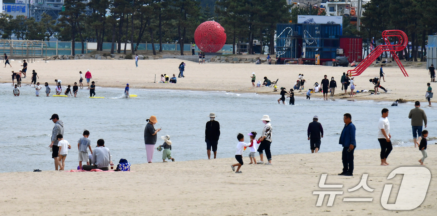(포항=뉴스1) 최창호 기자 = 27일 오후 경북 포항시 북구 영일대해수욕장에서 시민들과 관광객들이 4월 마지막 휴일을 즐기고 있다. 2025.4.27/뉴스1