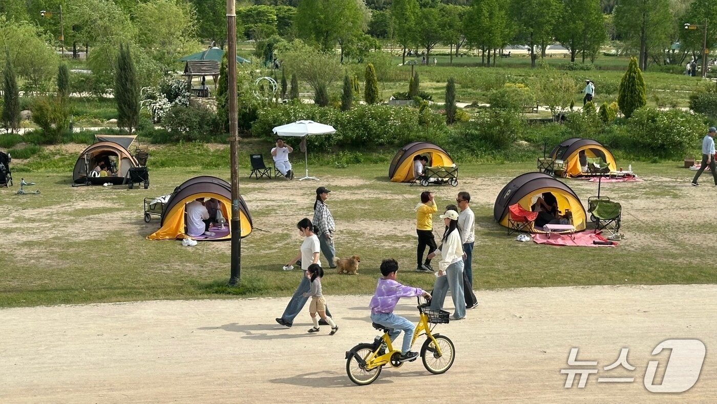 본문 이미지 - 27일 울산 태화강국가정원에는 나들이객으로 북적이고 있다.2025.4.27/뉴스1 ⓒNews1 김지혜 기자