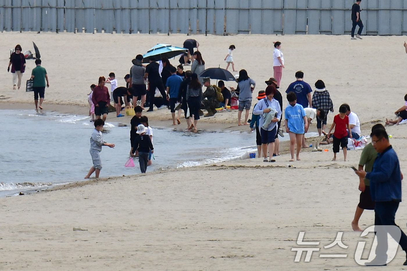 (포항=뉴스1) 최창호 기자 = 27일 오후 경북 포항시 북구 영일대해수욕장에서 시민들과 관광객들이 4월 마지막 휴일을 즐기고 있다. 2025.4.27/뉴스1