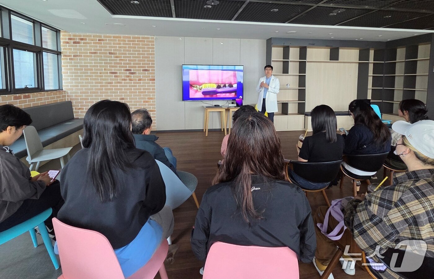 본문 이미지 - 윤한병 인천스카이동물메디컬센터 치과센터장이 26일 센터 개설 기념 세미나에서 보호자 교육을 하고 있다&#40;동물병원 제공&#41;. ⓒ 뉴스1